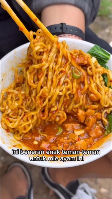 #Mie Ayam Santri Pinrang Reel by @jktfooddestination (verified account) - 🍜
memang enak nih mie ayam…. apalagi dengan bumbu-kuningnya yang kental am chili oilnya🔥
🎥 video: @kulinerkotajakarta
📍lokasi: mie ayam bakso ma