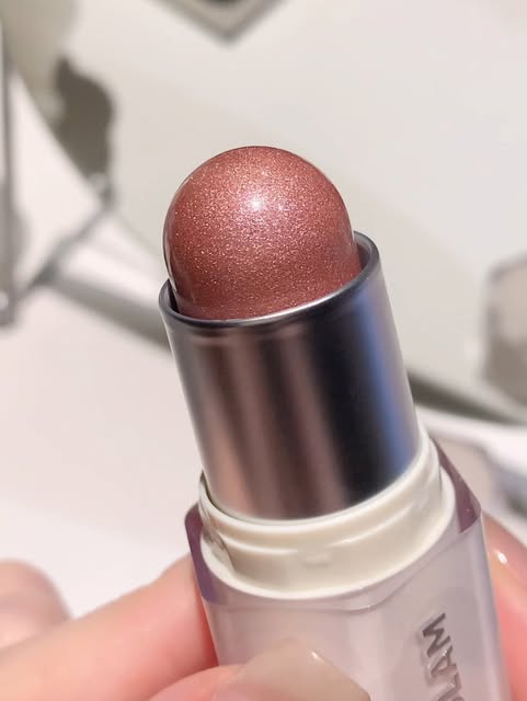 #Cybermonday Reel by @sheglam_official (verified account) - Glow that sticks with you β¨
Tap on our Buttery Bling Highlighter Stick for a juicy pop of radiance with a hydrated finish that lasts all day π
Disc