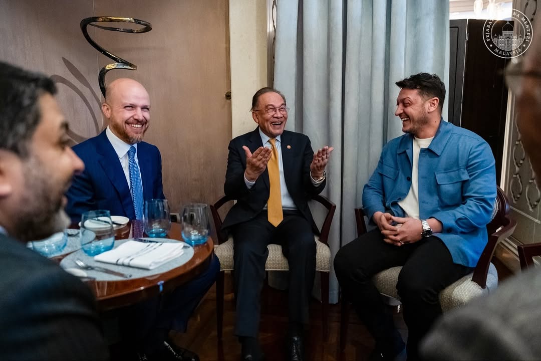 Malezya Başbakanı Sayın Anwar Ibrahim ile bir araya geldik. Sayın Bilal Erdoğan’ın da eşlik ettiği bu buluşmada; İslam ümmetinin meseleleri ve Gazze’de yaşanan insani dram üzerine istişarelerde bulund