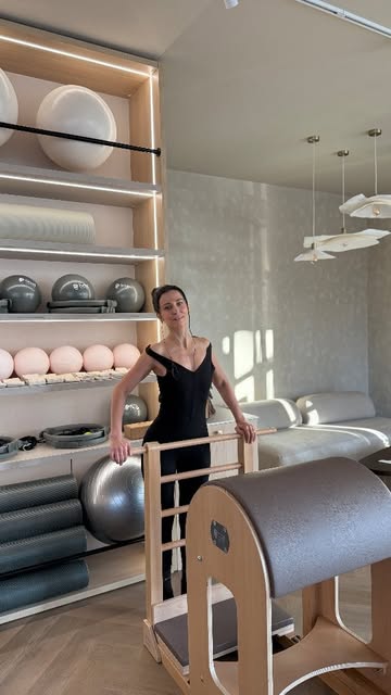 #Pilatesreformer Reel by @danarogoz (verified account) - Daca nu ati mai incercat pana acum pilates reformer, m-am gandit ca v-ar ajuta sa vedeti ce exercitii am facut intr-o singura sedinta. Ce nu se vede i