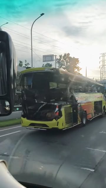 #Krapyak Reel by @pesonabusindonesiaku - 16 orang MD INALILLAHI.. Bus PO Cahaya Trans yang mengangkut 34 orang mengalami kecelakaan di Simpang Susun Exit Tol Krapyak, Kota Semarang. Korban te