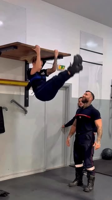 #Workout Reel by @vanillasun06 - Qui a dit que les femmes ne savaient pas monter la planche? 🫣🥰
Pas une technique parfaite mais j'étais quand même fière de réussir ! 💪

#police #po
