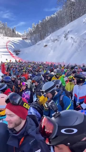 #сочи Reel by @hello_people_sochi - 🎄В горном кластере Сочи на праздники ожидают около 80 тыс. туристов.

На зимние праздники забронировано более 70% отелей в горном кластере, а в город