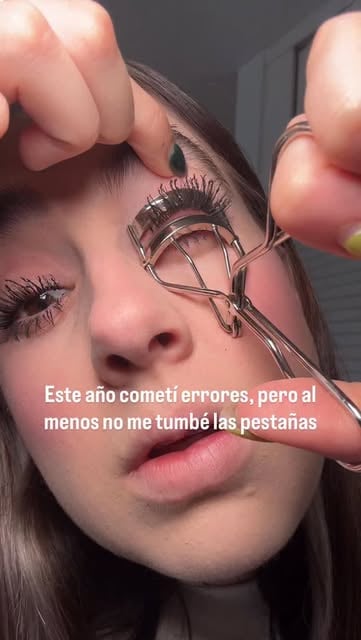 #Me Reel by @lapintalapau (verified account) - Este año cometí errores, pero al menos no me tumbé las pestañas 😂 jajajaa