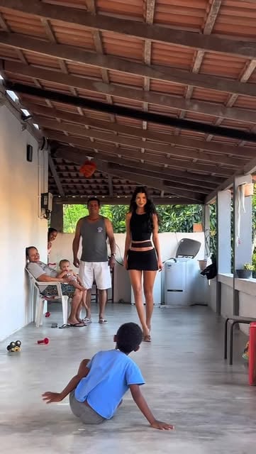 #Model Reel by @heloysa_sa (verified account) - Vim visitar meus pais e ativei a skin model na área da minha avó hahah! Esse com toda certeza é o melhor público 😹♥️
.
.
.
#model #catwalk #brazil #d