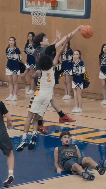 #Highschoolbasketball Reel by @ryuji_shoots - Now THAT is a block. Saba Pachulia had the opposing team's cheerleaders shook 😂
#highschoolbasketball #block #defense #bayareahoops #nikebasketball