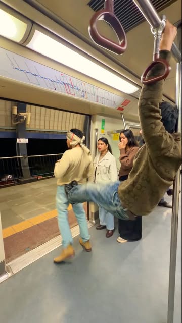 #Follow Reel by @funnysingh540 - Kah raha tha Mumbai ki Metro Best hai 😂 

Follow @funnysingh540 👈 #funny
#reel #instagram