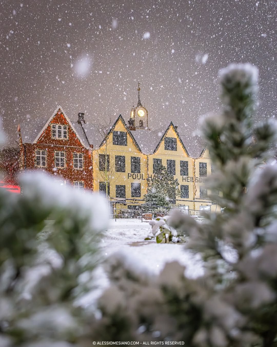 The snowfalls of the last few days have brought light to the darkest days of the year here in the Faroe Islands. The white snowflakes defeated the darkness in a matter of hours, falling abundantly fro