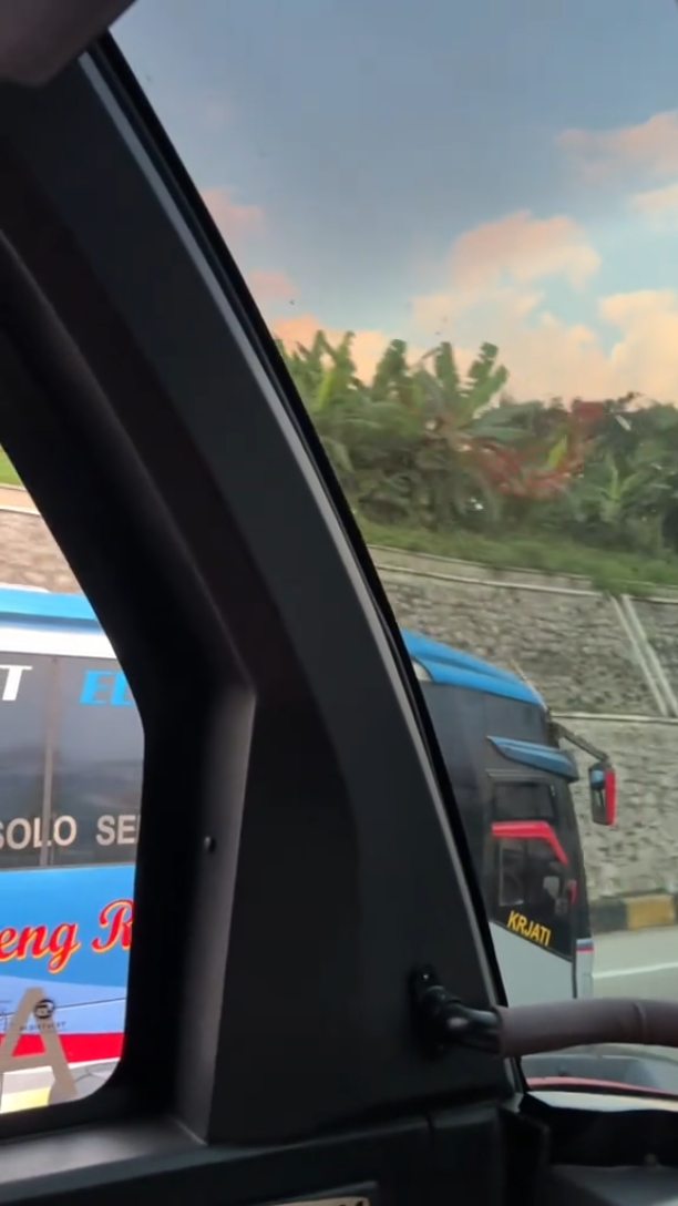 Lumba-lumba ngimbangi tronton Volvo