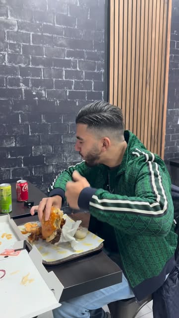 #Bruxelles Reel by @bruxelles.story (verified account) - En vrai Bruxelles c'est différent de tout 🥲 @latenightpizzabxl en est témoin ! Par contre c'était vraiment bon 😂😍