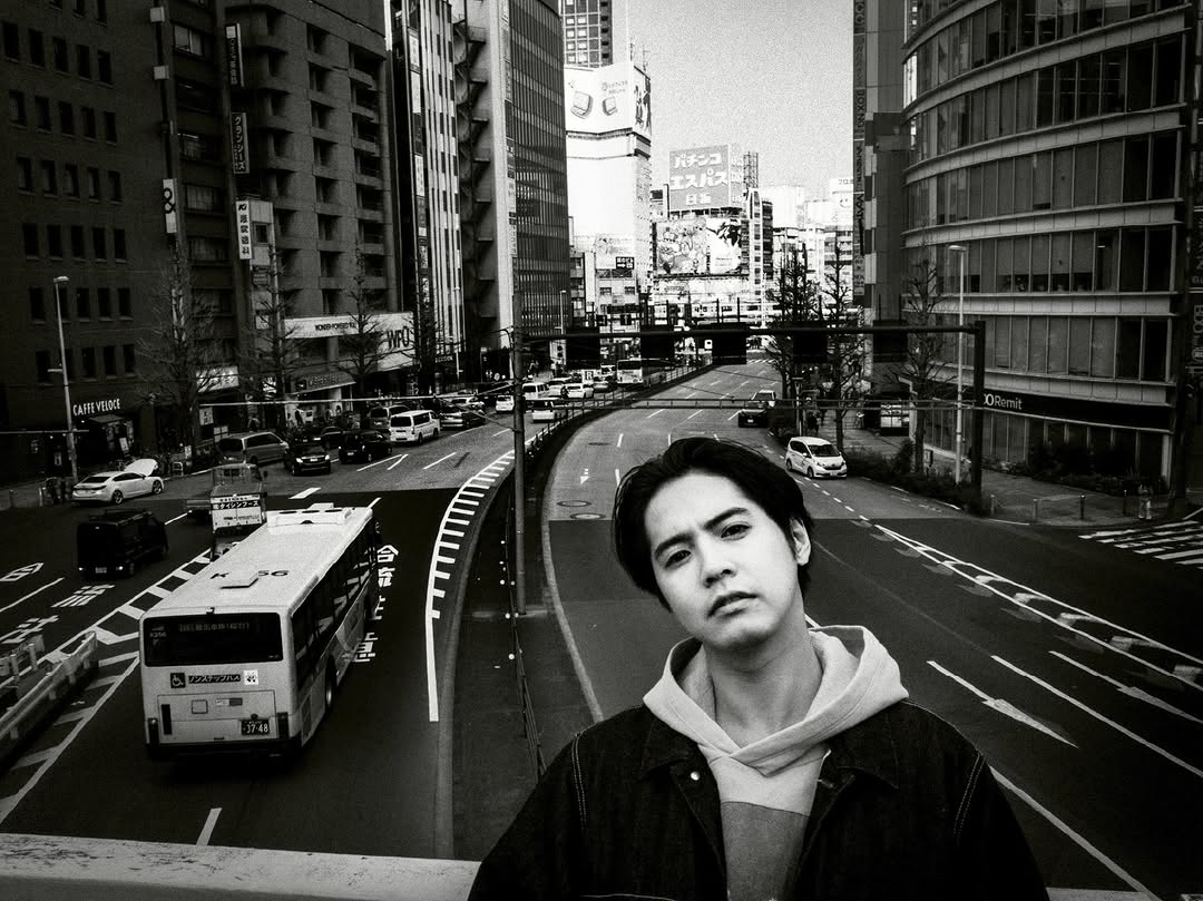 小浪さんの写真からは その瞬間の音や香り、温度、湿度、 何よりその被写体自身の纏う情報が 奥深く写し出されています。 どんな瞬間も戻ってこないからこそ 愛おしくなるし、大切に想える。 僕らの【footprints=足跡】もいつかは 消えてなくなるのかもしれません。 だからこそ、それを残すために 手元に置いてほしい写真集がここにあります。 本当に素晴らしい仕上がりです。 GENERATIONS 『F