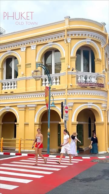 #Phuket Old Town Sino Portuguese Architecture Reel by @_poodforn - Shades of Phuket Old Town🍭
Phuket Old Town's architecture is defined by its unique Sino-Portuguese style, a vibrant blend of Chinese and European co