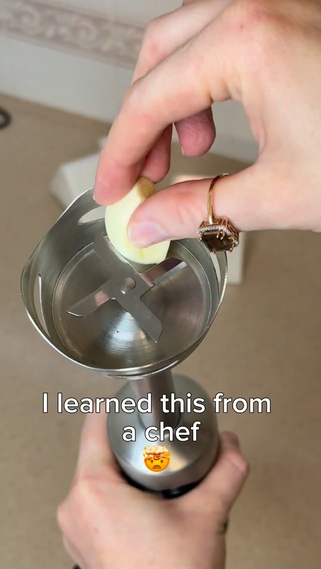 Follow @tanya_with_3kids for daily hacks 💁♀️ I learned this from a chef 🤫 Am I lazy or just smart? 🧄🤓 #hacs #mom #tips #kitchenhacks #chef