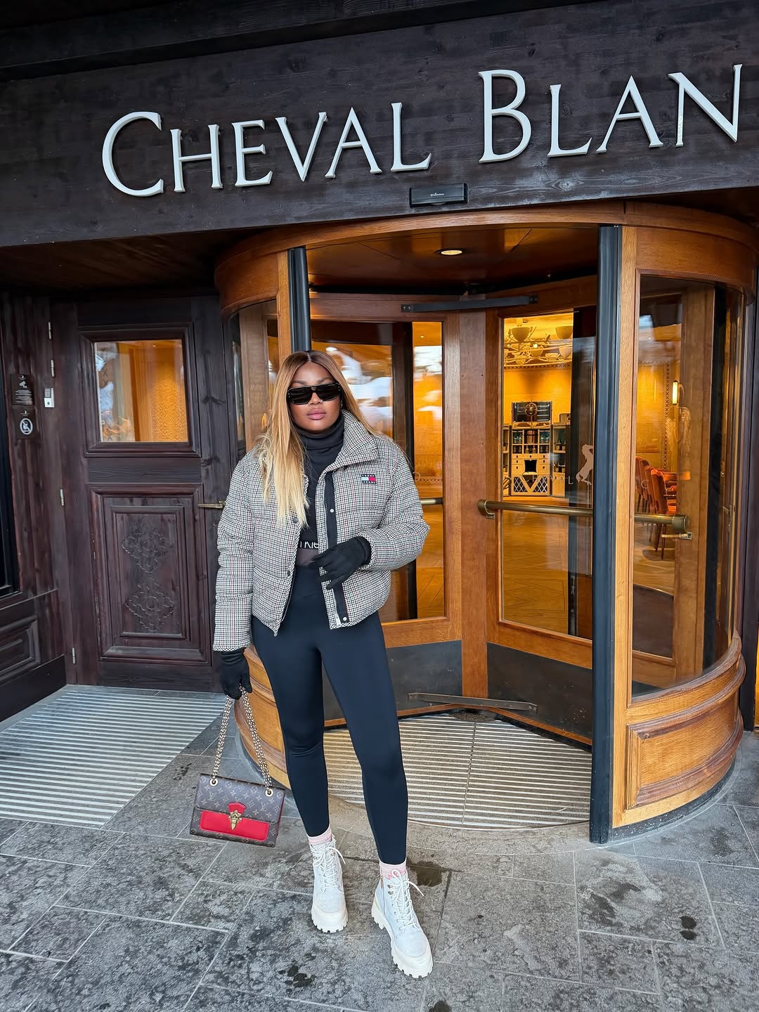 Lifestyle ❄️ #courchevel #lifestyle #travel #mood #globetrotteuse #blackgirlmagic #winter #style @legende_congolaise_ @influenceur_congolais_242_243 @influenceurs_du_fleuve @la_revue_congolaise @in