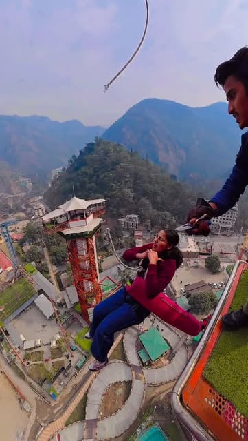 #Tbt Reel by @mayank_singh.2.0 - Galt rope kaat gayi😱😱🔪
Bungyjump in Rishikesh 
.
.
.
#bungeejumping #bungee #adventure #bungeejump #bungeefitness adrenaline travel jumping jump ex
