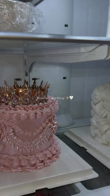 #Fancy Cake Reel by @andreascakesq - Weekend Cakes Recap 🤍✨
#cake #glittercake #cakedecorating #vintagecake #birthdaycake