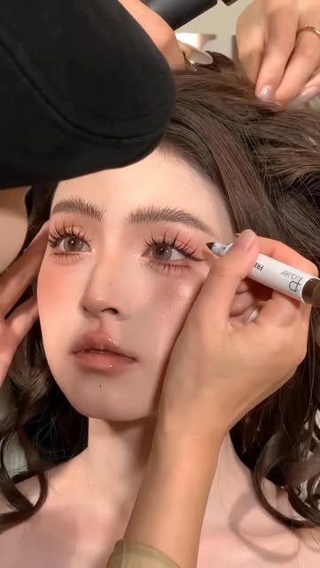 #Makeup Reel by @manmakeup.artist - A look that feels effortless yet deeply feminine, whispering elegance in every detail.♥️
🔗 Follow us for more beauty content:
IG: @manmakeup.artist