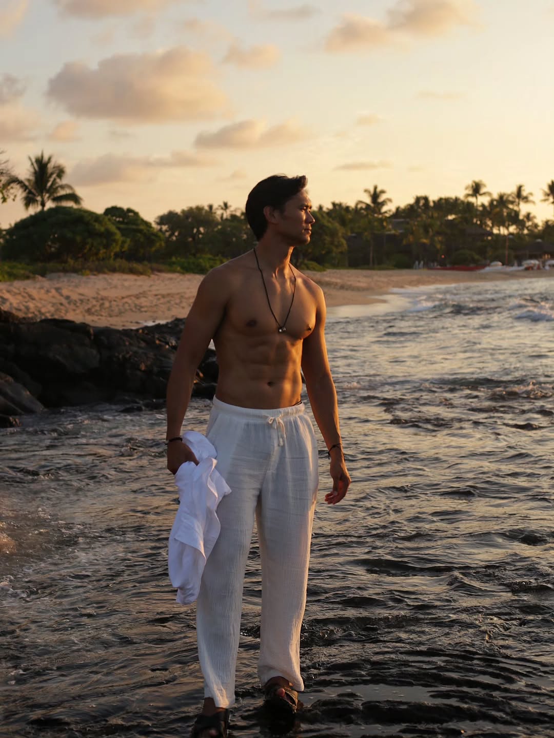 Some sunsets just hit different πΊπ
. . . . #kailuakona #kailua #amazinghawaii #hawaii #sunset #asianmodel #summergetaway