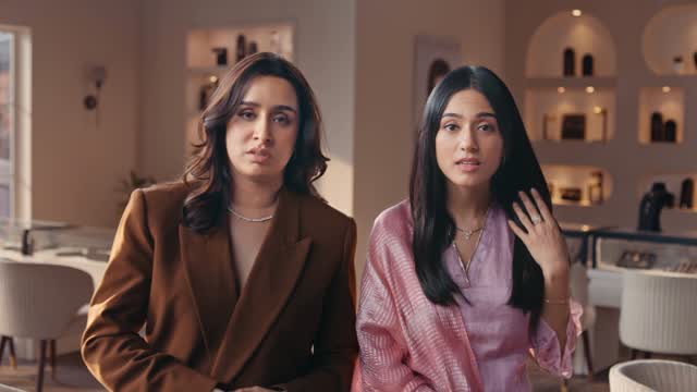 Main kahan gussa hoon??? Main toh behad khush hoon! Bhala @amrita_rao_insta se perfect kaun ho sakta hai for Mangalsutra range 🙄