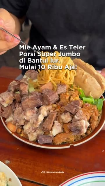 #Krapyak Reel by @menumenujogja - Andalan kalo nyari mie ayam dan bakso yang porsinya jumbo. Sekarang mereka ada menu es teler brutal, es doger jumbo dan ayam goreng rempah cabai ijo.