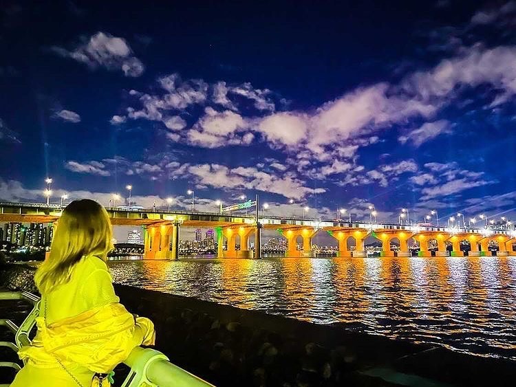 ПОСТРОЕНИЕ ПРОСТОГО КОРЕЙСКОГО ПРЕДЛОЖЕНИЯ ⠀ обязательно ставь лайк и сохраняй, чтобы не потерять💛 ⠀ > первое, что тебе нужно запомнить: в корейском языке глагол ВСЕГДА стоит в конце предложения. есл