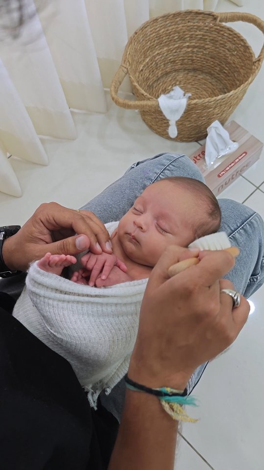 There's something so magical about these first few days. Watching little Aahna 🤍🥹 settle into each gentle wrap, so calm and content-it reminds me why I love what I do. She's only a few days old, bu