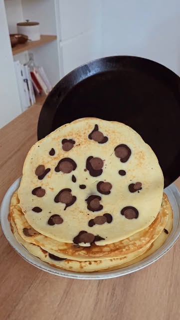 #Chandeleur Reel by @a.table.la.marmaille - Des crêpes léopard pour la chandeleur ! 🥞🐆
📝 Ingrédients :
- 250g de farine
- 4 œufs
- 450 ml de lait
- 50g de beurre fondu
- cacao en poudre