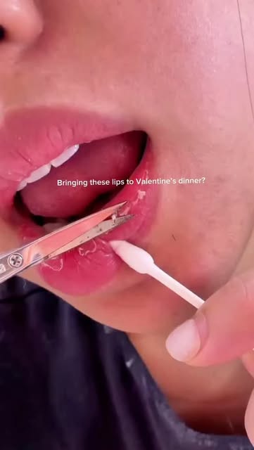 #Sunset Reel by @pjsa.justlife - Dry winter lips = unavoidable 🫠❄️
using @Unleashia_global Sunset Dazzle Gloss Balm to smooth out the flakes!
#unleashia #drylips #liphack #lipbalm #k