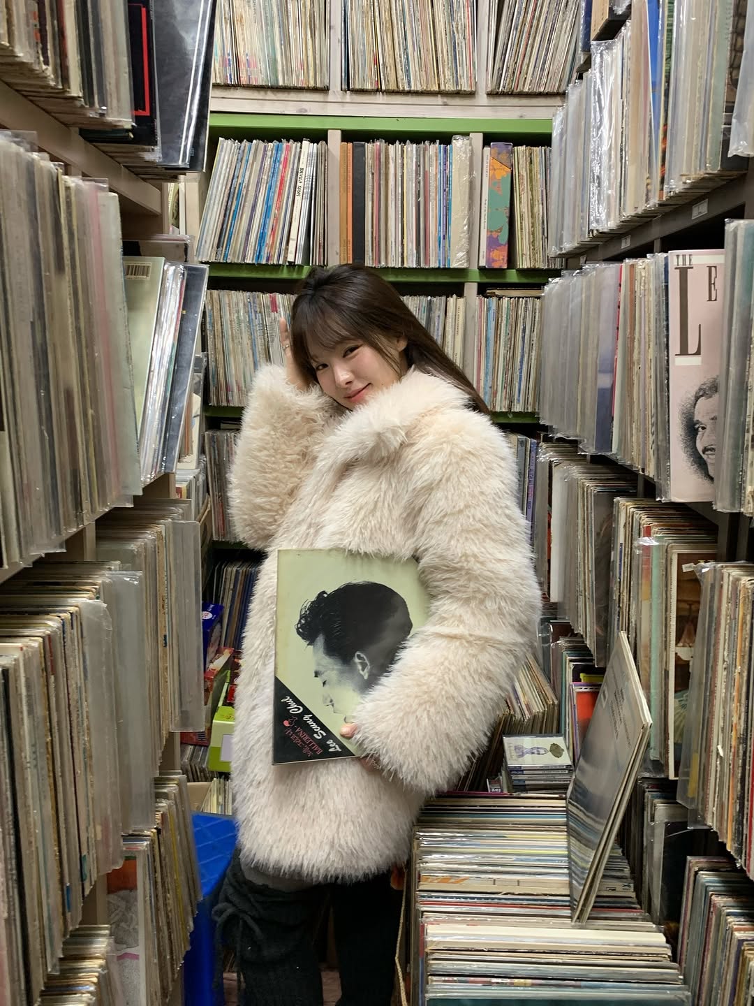 대전에서 가장 가보고 싶은 공간이라 기차 내리자마자 달려갔는데 너무 유쾌한 사장님을 만났다..➿🖤 언니랑 내 사진도 찍어주시고 같이 셀카도 찍고-! 갑자기 커피도 타주시고, 추억 만들고 가라고 하셨는데 정말 오랫동안 기억에 남을 것 같다..💭💿 #대전 #lp매니아