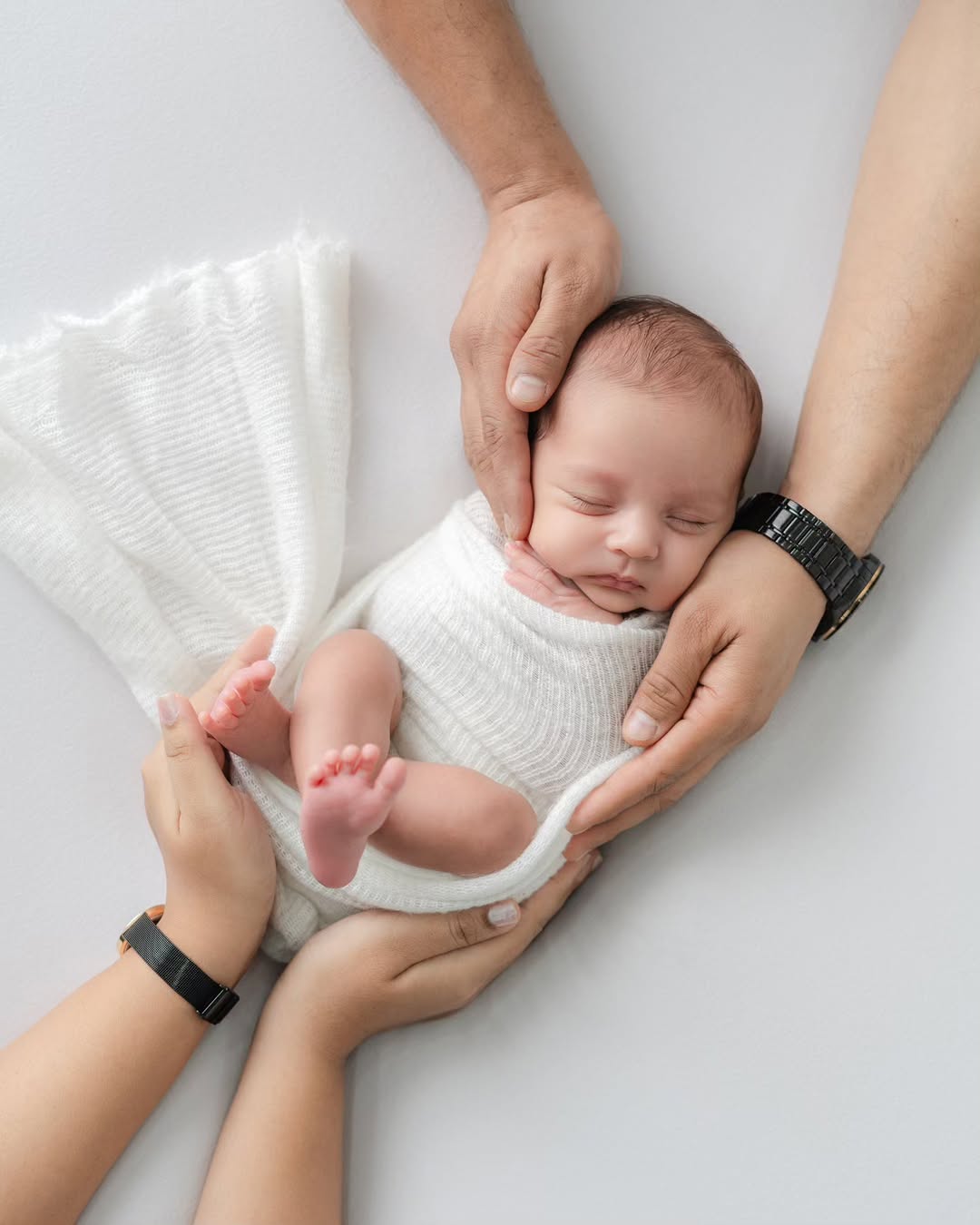 Meet Aahna 🤍✨ Those delicate fingers. That serene little face. The way she fits so perfectly in her parents' gentle hands. There's nothing quite like being invited into these precious first moments.
