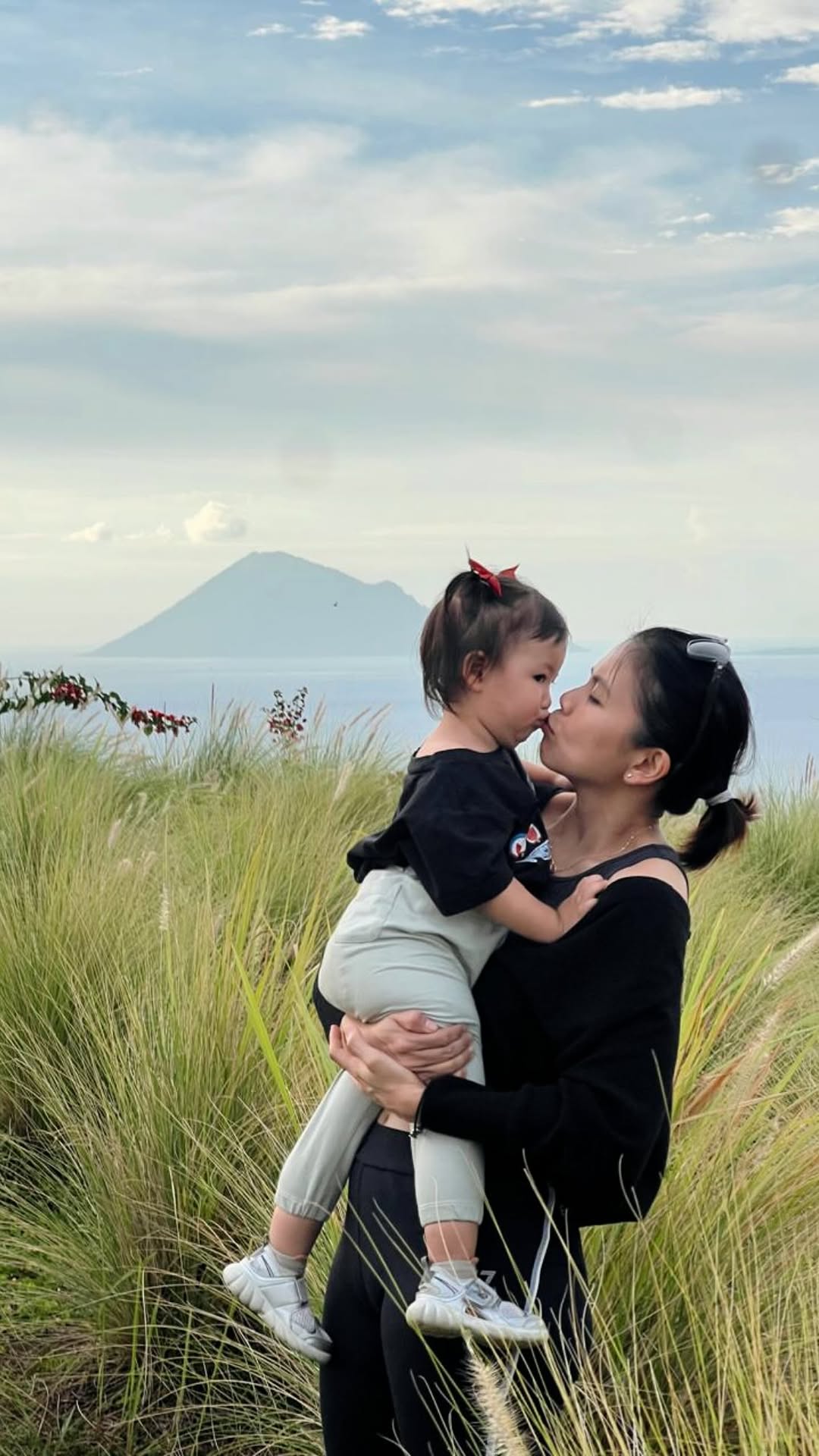 Mama berhenti main bulutangkis karena mendamba-damba punya anak gemes ini. Eh… setelah lahir, baru juga umur 2 tahun setengah dan sudah bisa ngomong, langsung keluar tuh “unek-uneknya”, nakkk… ya ampy