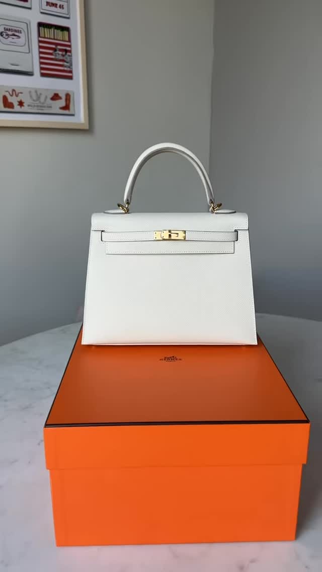 Unboxing my new baby π€ @hermes #hermes #hermeskelly #kellybag #luxury #shopping