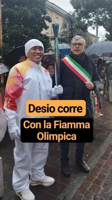 #Desio Reel by @monzabrianzanews - Tantissime persone a Desio hanno accolto con entusiasmo la Fiamma olimpica nel passaggio attraverso il centro città. Nonostante la pioggia, cittadini 