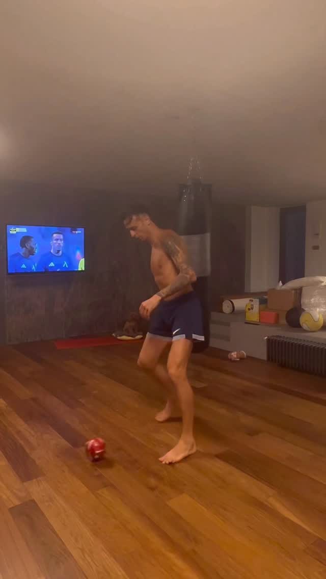 Footbag 😁 I am still looking to find new ways to keep myself in good shape, with the ball at my feet, to entertain and teach at the same time 😁🙌🏻 Young people who dream of becoming football pla