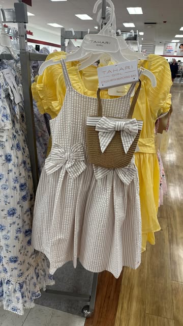 #Easteroutfits Reel by @chasingfindsandfancies - Spring & Easter Outfits for little girls at TJ Maxx
🐰🐣🌸
Which one is your favorite? 👗
#tjmaxxfinds #easterdress #easteroutfits #girlmom #spring