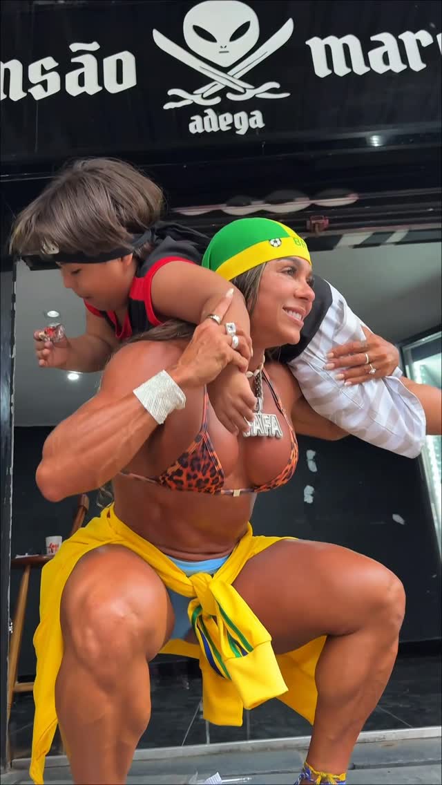 This is called teamwork 😂😂😂