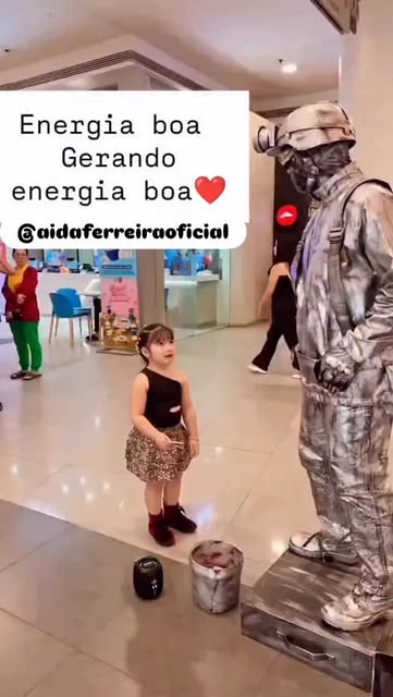 #Criança Reel by @aidaferreiraoficial - Às vezes a terapia acontece fora do consultório.
Na espontaneidade de uma criança que não teme a conexão,
na coragem de um artista que quebra sua pr