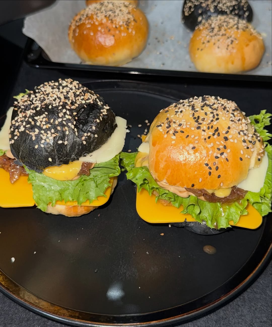 🍔✨ SOIRÉE BURGER MAISON ✨🍔 Ici on ne rigole pas avec les burgers 😮🔥 Pain maison ultra moelleux, poulet croustillant, fromage bien fondant, oignons caramélisés, sauce… Et le détail qui fait TOUT