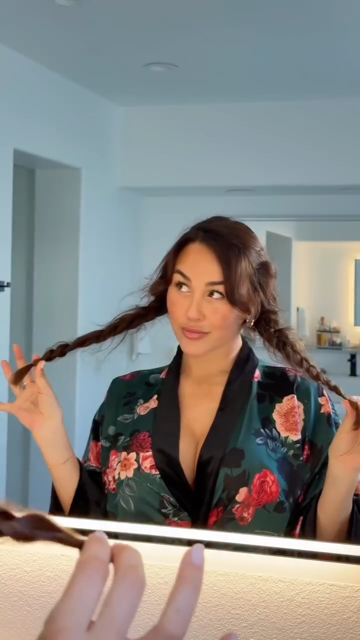 Prioritizing a semi heatless hairstyle to keep these locks healthy and cut down on my styling time 💁🏻♀️ efficiency is everything these days! I just curl a few top pieces and the ends to blend the b