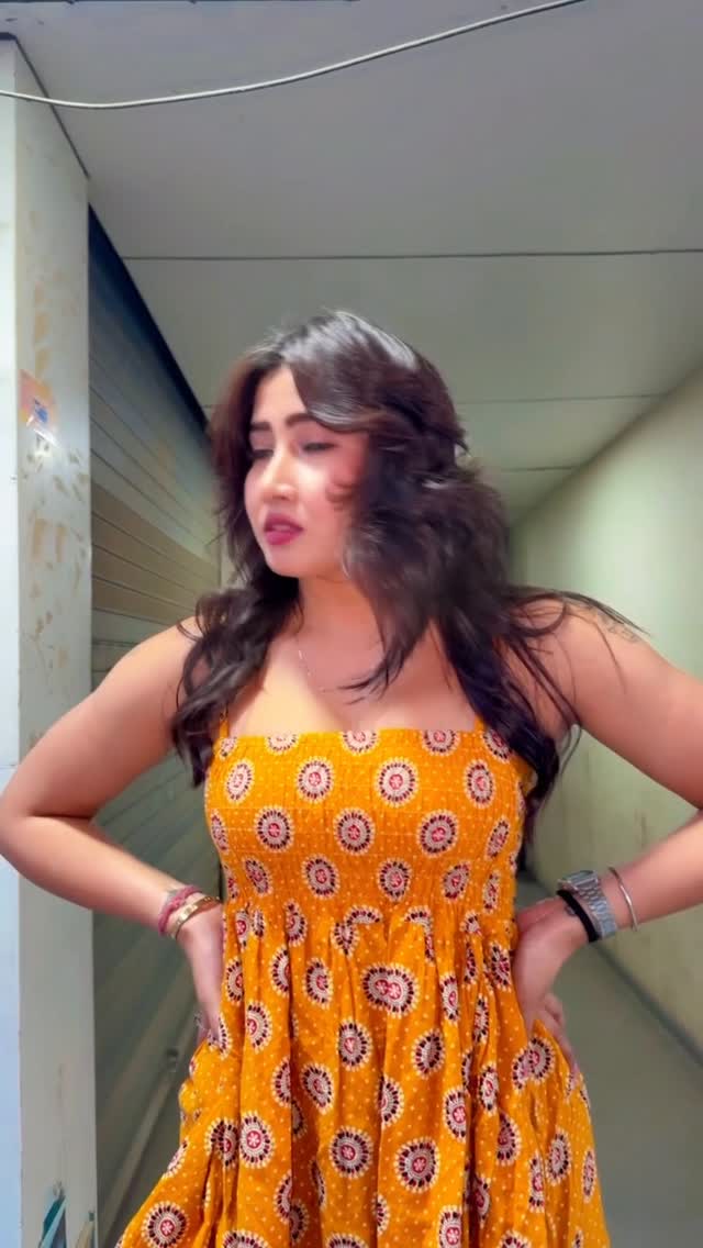 Mehbuba👸🏻💃🏻 . . . 📸 @dhwan_i1811 Haircut @combkala . . Kaesi lag rahi hu ?