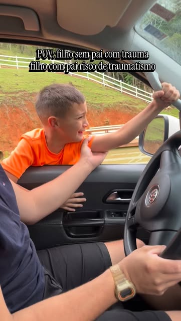 #Tbt Reel by @alineuvcosta - Ele é o primeiro que pede pra aprontar e também o primeiro que se arrepende pq o pai nunca diz não 🤣🤡
Uma saudade do Brasil e do sítio dos nosso am
