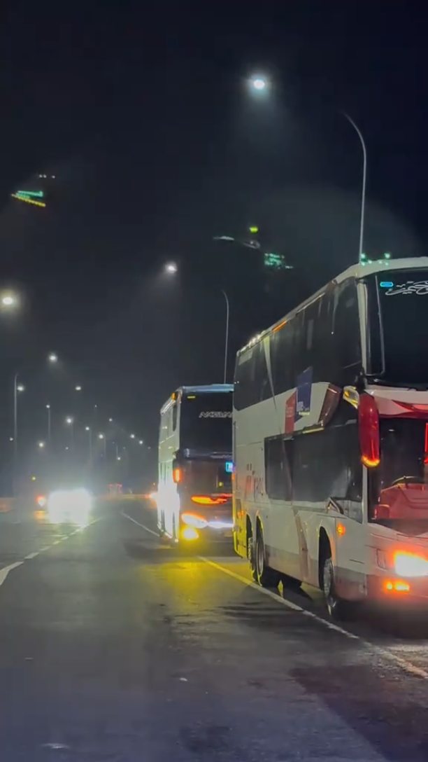 Kompak selalu pejuang rupiah!! Beda Bos beda Bis satu Tekad @officialsakhira_a003