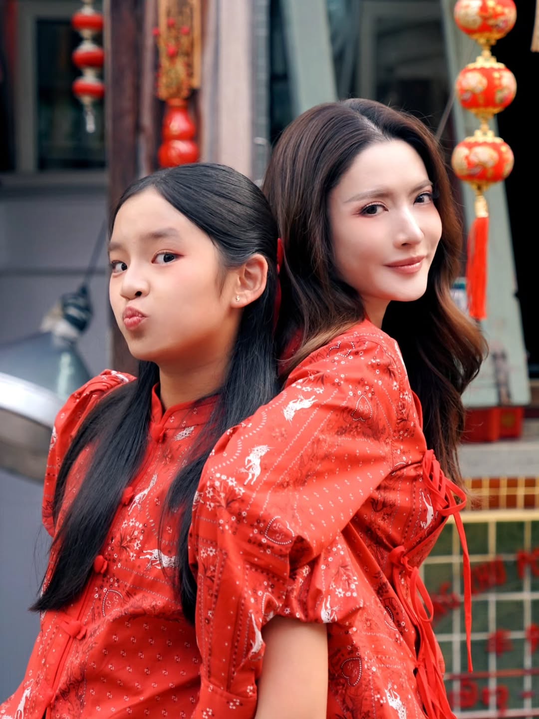 身体健康, 财源滚滚,每天都开心满满! สุขสันต์วันตรุษจีนนะคะ ขอให้ทุกคนสุขภาพแข็งแรง เงินทองไหลมาเทมาเหมือนน้ำ... ที่สำคัญ ใจฟูทุกวันตลอดปีค่ะ 🧧😍❤️🎊 @sretsisofficial @yiim_makeup @dnadiafive @jji.photog @ple_theerad