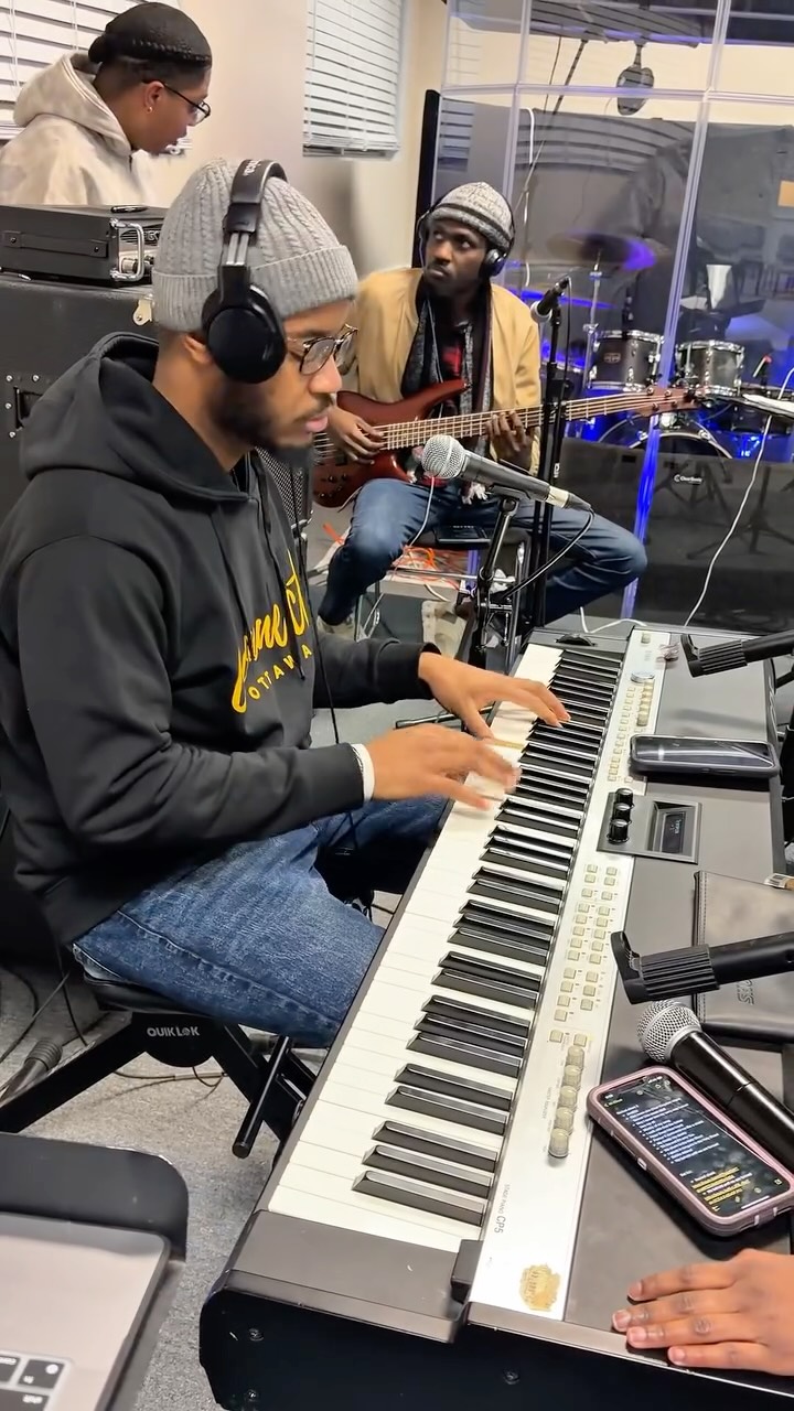 Hey Montreal! Hey Gatineau! Hey Ottawa! Winter Worship Experience is fast approaching! We’re less than a week away and we can’t wait. Be ready to dance, to praise, to worship and to have a good time