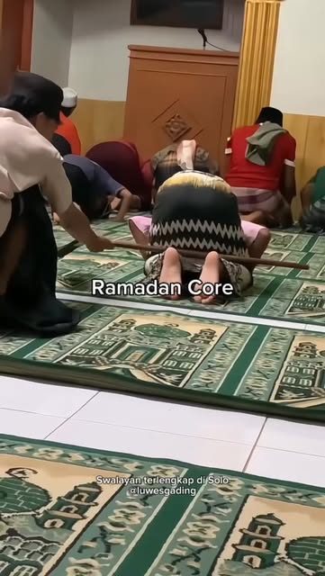 #Ramadhan Reel by @luwesgading - Puasa hari pertama: Berusaha khusyuk 💫
Realitanya: Ketemu bocil-bocil model begini di masjid 🤸♂️🕷️
Memang cuma di bulan Ramadhan hiburan gratisny