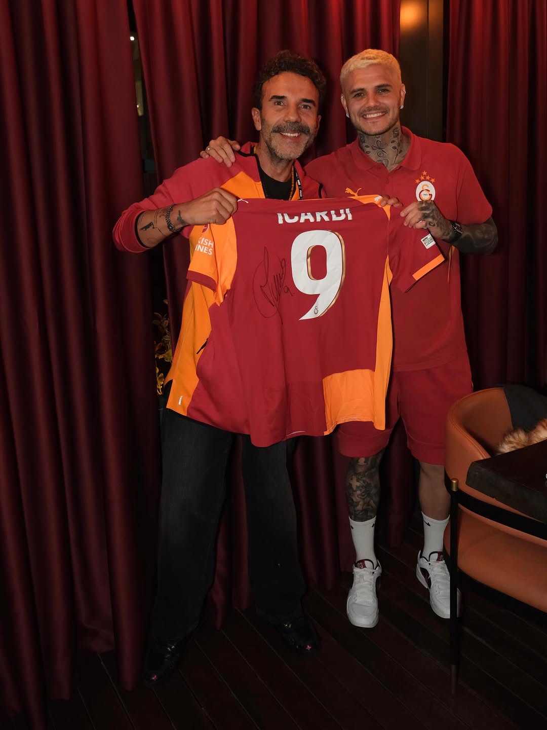 Kralll 👑 Mauro İcardi #9 Maç formasını kaptım 💪🏽 #ucl Adammmm 🦁 Thank you Broo 💛❤️ #şampiyon #cimbombom #galatasaray