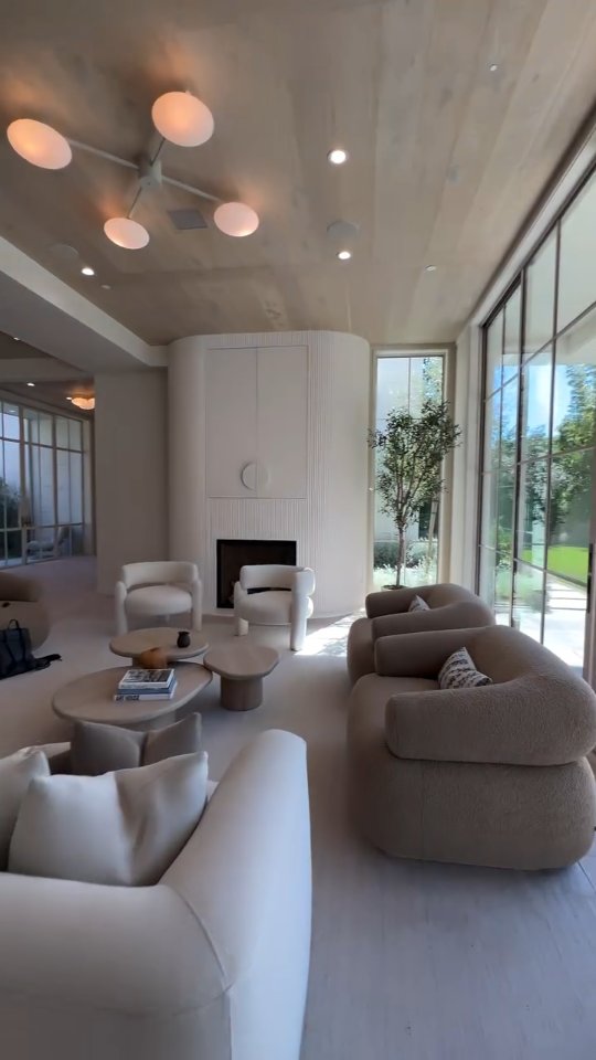 A statement kitchen that blends clean architectural lines with warm, livable elegance designed for both everyday living and effortless entertaining. @tereknotderek . #KitchenDesign #DreamKitchen #K