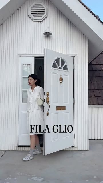 #필라운동화 Reel by @2toyoung - #광고 @fila_korea
이제 봄이구 ~ 옷차림도 가벼워지면서 또 빠트릴 수 없는! 👟
데일리로 신기 좋으면서도 드레시한 룩에도 찰떡이라 활용도가 정말 높은 스니커즈에요.
새틴 소재감이라서 신발 하나로 룩에 포인트를 주기 좋은 휠라 글리오 실버문 어때요??!!