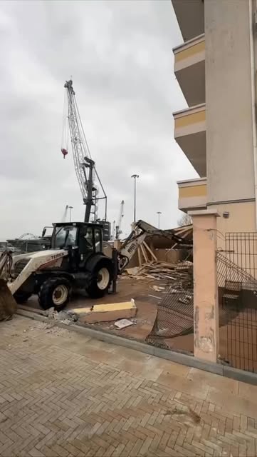 #водосток сочи Reel by @krasnodar_whatnews - В Сириусе продолжается снос гостиниц
Больше новостей в нашем ТГ канале по ссылке в шапке профиля👆
После демонтажа ресторанов на набережной техника