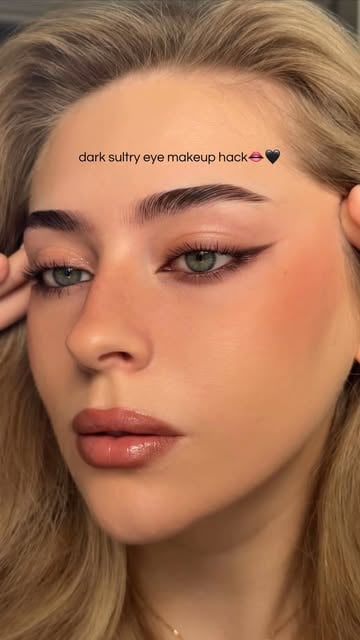 #Makeup Reel by @lenkalul (verified account) - dark sultry eye makeup hack👄🖤
original creator @ana_beautyy2024 ✨
products: 
@makeupbymario master pigment pro pencil in 'perfect brown' 
@urbandeca